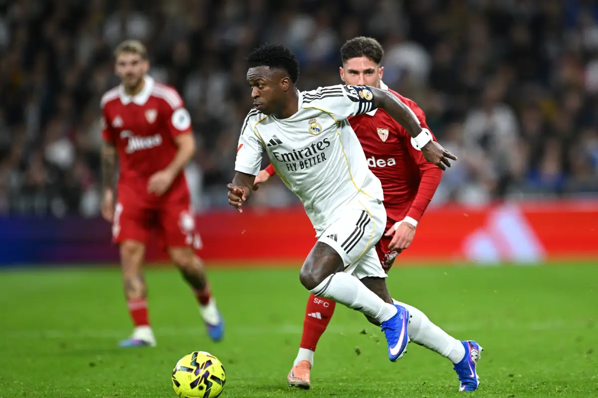 MADRID, SPAIN - DECEMBER 20: Vinicius Junior of Real Madrid runs with the ball during the LaLiga EA Sports match between Real Madrid CF and Sevilla FC at Estadio Santiago Bernabeu on December 20, 2025 in Madrid, Spain. (Photo by Denis Doyle/Getty Images)