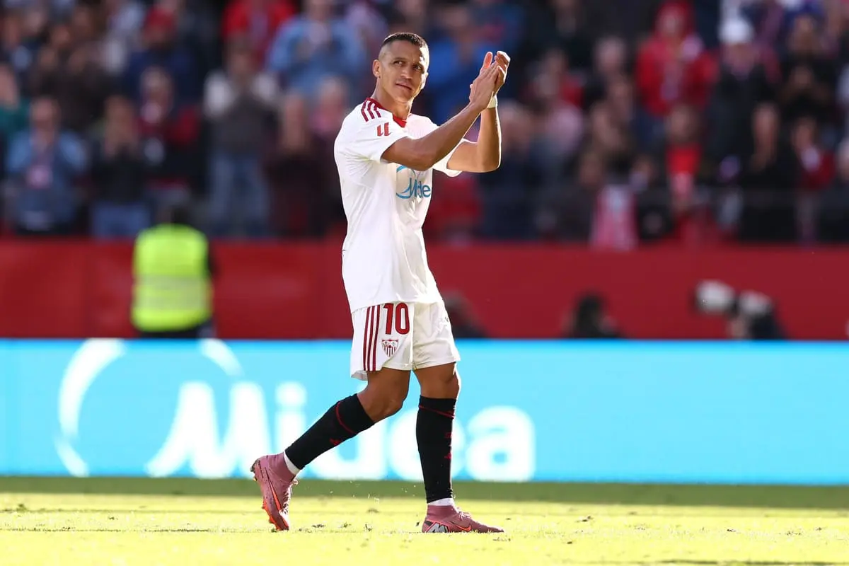SEVILLE, SPAIN - DECEMBER 14: Alexis Sanchez of Sevilla FC is substituted off during the LaLiga EA Sports match between Sevilla FC and Real Oviedo at Estadio Ramon Sanchez Pizjuan on December 14, 2025 in Seville, Spain. (Photo by Fran Santiago/Getty Images)