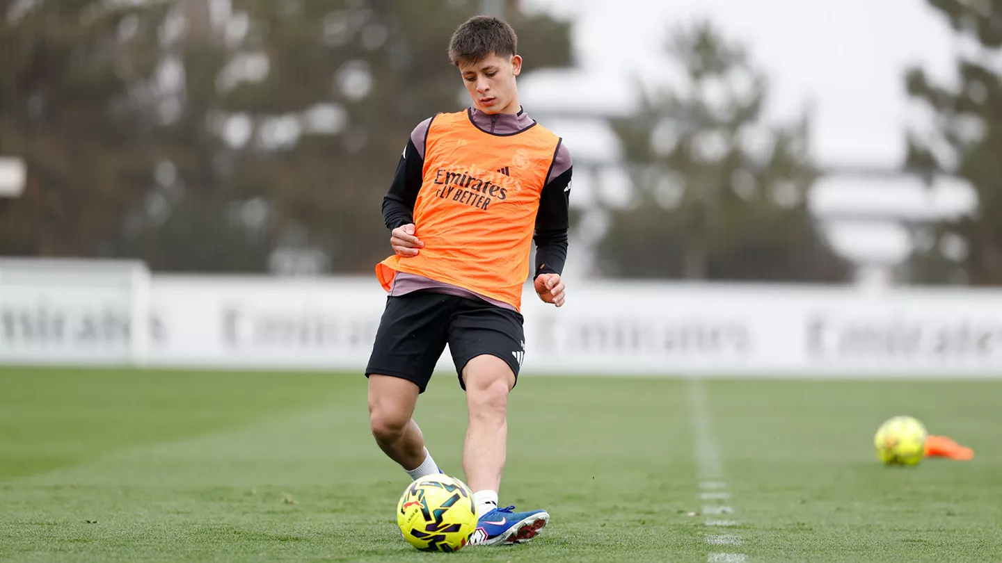 Arda Güler à l'entraînement à la Ciudad Real Madrid (realmadrid.com)