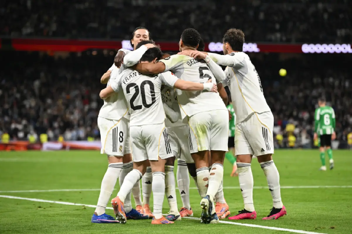 MADRID, SPAIN - JANUARY 04: Fran Garcia of Real Madrid celebrates scoring his team's fifth goal with teammates during the LaLiga EA Sports match between Real Madrid CF and Real Betis Balompie at Estadio Santiago Bernabeu on January 04, 2026 in Madrid, Spain. (Photo by Denis Doyle/Getty Images)