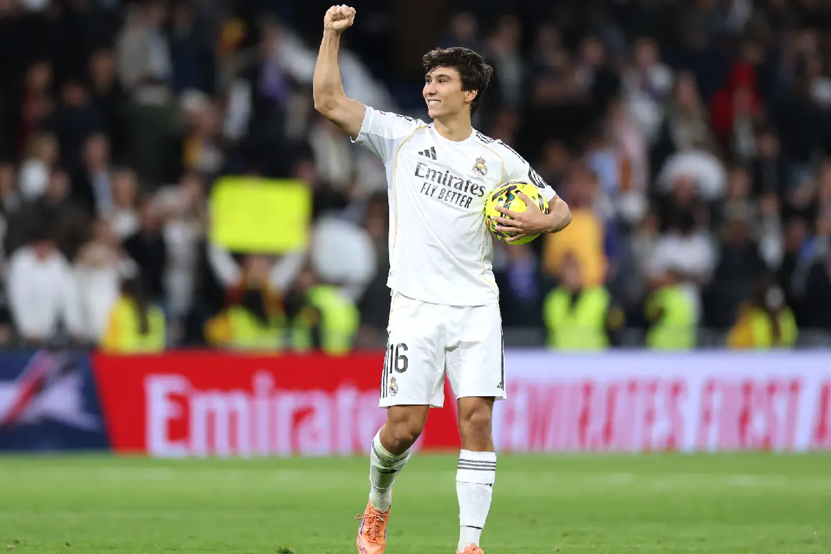 MADRID, SPAIN - JANUARY 04: Gonzalo Garcia of Real Madrid celebrates with the match ball after scoring a hat-trick in the LaLiga EA Sports match between Real Madrid CF and Real Betis Balompie at Estadio Santiago Bernabeu on January 04, 2026 in Madrid, Spain. (Photo by Florencia Tan Jun/Getty Images)