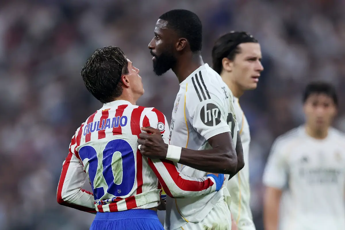 JEDDAH, SAUDI ARABIA - JANUARY 08: Giuliano Simeone of Atletico de Madrid reacts with Antonio Ruediger of Real Madrid during the Spanish Super Cup Semi-Final match between Real Madrid and Atletico Madrid at King Abdullah Sports City Hall Stadium on January 08, 2026 in Jeddah, Saudi Arabia. (Photo by Yasser Bakhsh/Getty Images)