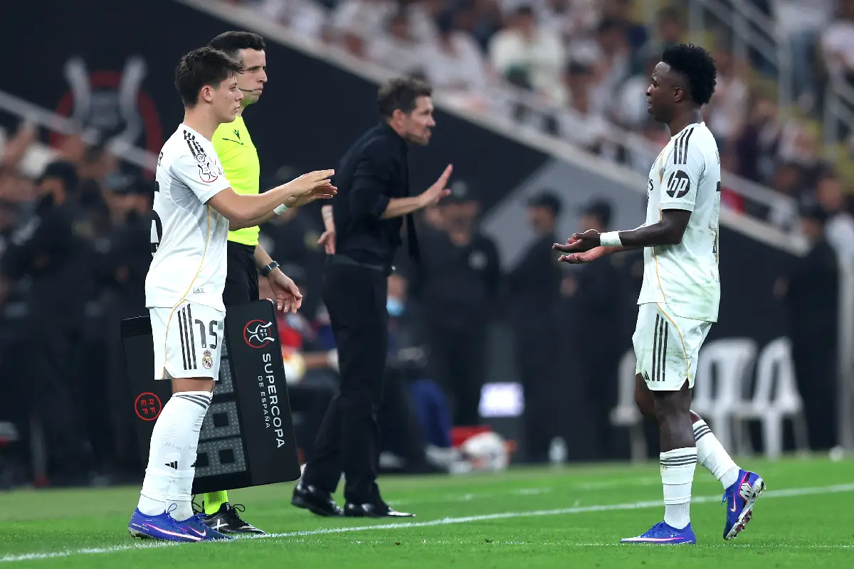 JEDDAH, SAUDI ARABIA - JANUARY 08: Vinicius Jr of Real Madrid is substituted off for Arda Gueler of Real Madrid during the Spanish Super Cup Semi-Final match between Real Madrid and Atletico Madrid at King Abdullah Sports City Hall Stadium on January 08, 2026 in Jeddah, Saudi Arabia. (Photo by Yasser Bakhsh/Getty Images)