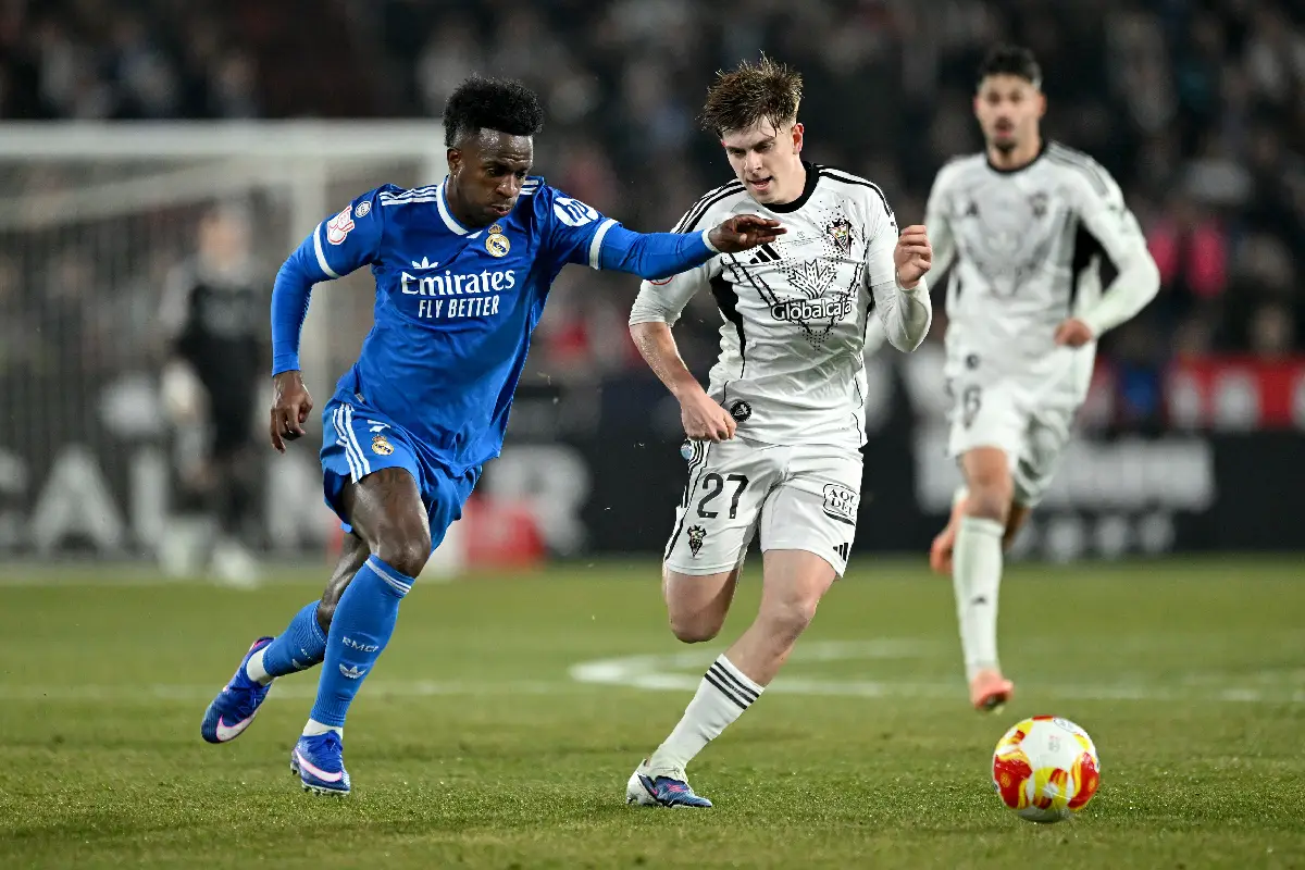 ALBACETE, SPAIN - JANUARY 14: Vinicius Junior of Real Madrid battles for possession with Dani Bernabeu of Albacete Balompie during the Copa del Rey Round of 16 match between Albacete Balompie and Real Madrid at Estadio Carlos Belmonte on January 14, 2026 in Albacete, Spain. (Photo by Denis Doyle/Getty Images)