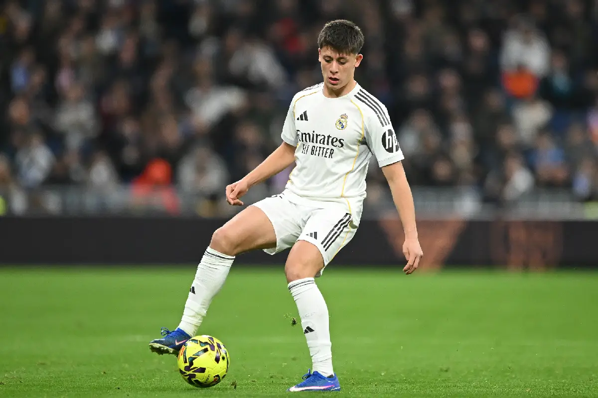 MADRID, SPAIN - JANUARY 17: Arda Guler of Real Madrid controls the ball during the LaLiga EA Sports match between Real Madrid CF and Levante UD at Estadio Santiago Bernabeu on January 17, 2026 in Madrid, Spain. (Photo by Denis Doyle/Getty Images)