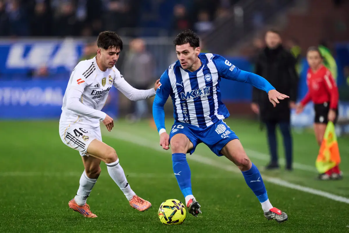 VITORIA-GASTEIZ, SPAIN - DECEMBER 14: Victor Valdepenas of Real Madrid duels for the ball with Lucas Boye of Deportivo Alaves during the LaLiga EA Sports match between Deportivo Alaves and Real Madrid CF at Estadio de Mendizorroza on December 14, 2025 in Vitoria-Gasteiz, Spain. (Photo by Juan Manuel Serrano Arce/Getty Images)