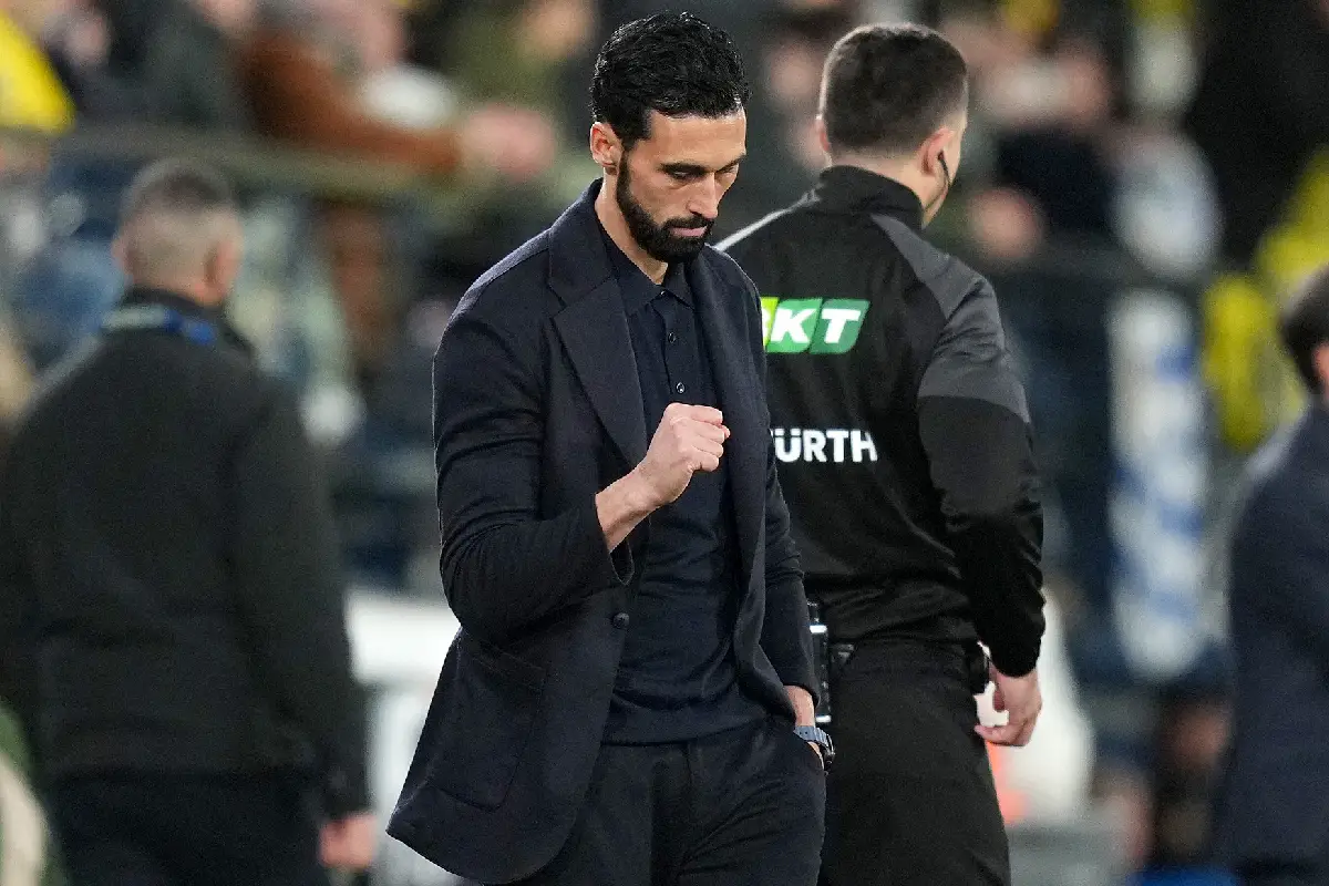 VILLARREAL, SPAIN - JANUARY 24: Alvaro Arbeloa, Head Coach of Real Madrid, celebrates his team's first goal scored by Kylian Mbappe (not pictured) during the LaLiga EA Sports match between Villarreal CF and Real Madrid CF at Estadio de la Ceramica on January 24, 2026 in Villarreal, Spain. (Photo by Alex Caparros/Getty Images)