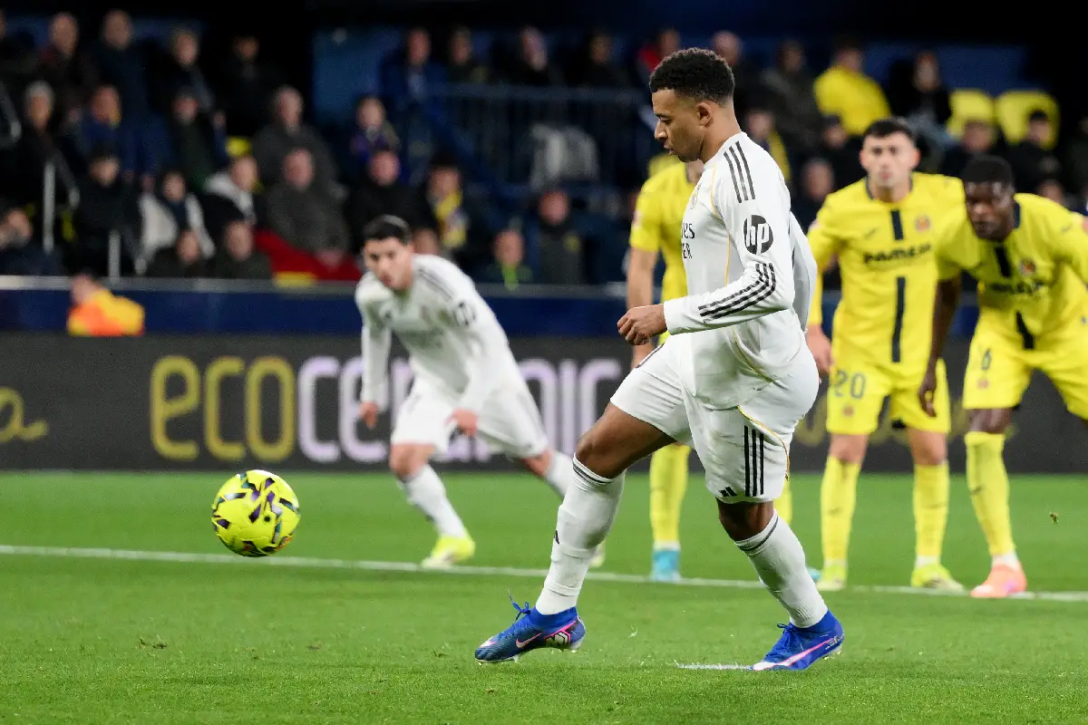 VILLARREAL, SPAIN - JANUARY 24: Kylian Mbappe of Real Madrid scores his team's second goal from the penalty spot during the LaLiga EA Sports match between Villarreal CF and Real Madrid CF at Estadio de la Ceramica on January 24, 2026 in Villarreal, Spain. (Photo by David Ramos/Getty Images)