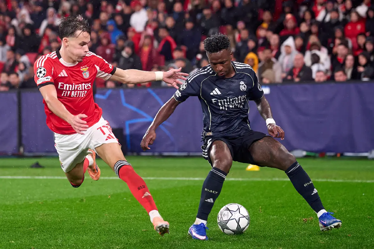 LISBON, PORTUGAL - JANUARY 28: Amar Dedic of SL Benfica competes for the ball with Vinicius Junior of Real Madrid CF during the UEFA Champions League 2025/26 League Phase MD8 match between SL Benfica and Real Madrid C.F. at Estadio Da Luz on January 28, 2026 in Lisbon, Portugal. (Photo by Jose Manuel Alvarez Rey/Getty Images)