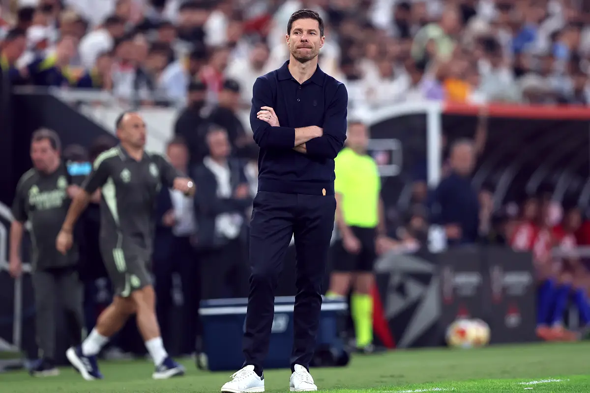 Xabi Alons va devoir quitter l'Espagne s'il veut de nouveau entraîner cette saison (Photo by Yasser Bakhsh/Getty Images).