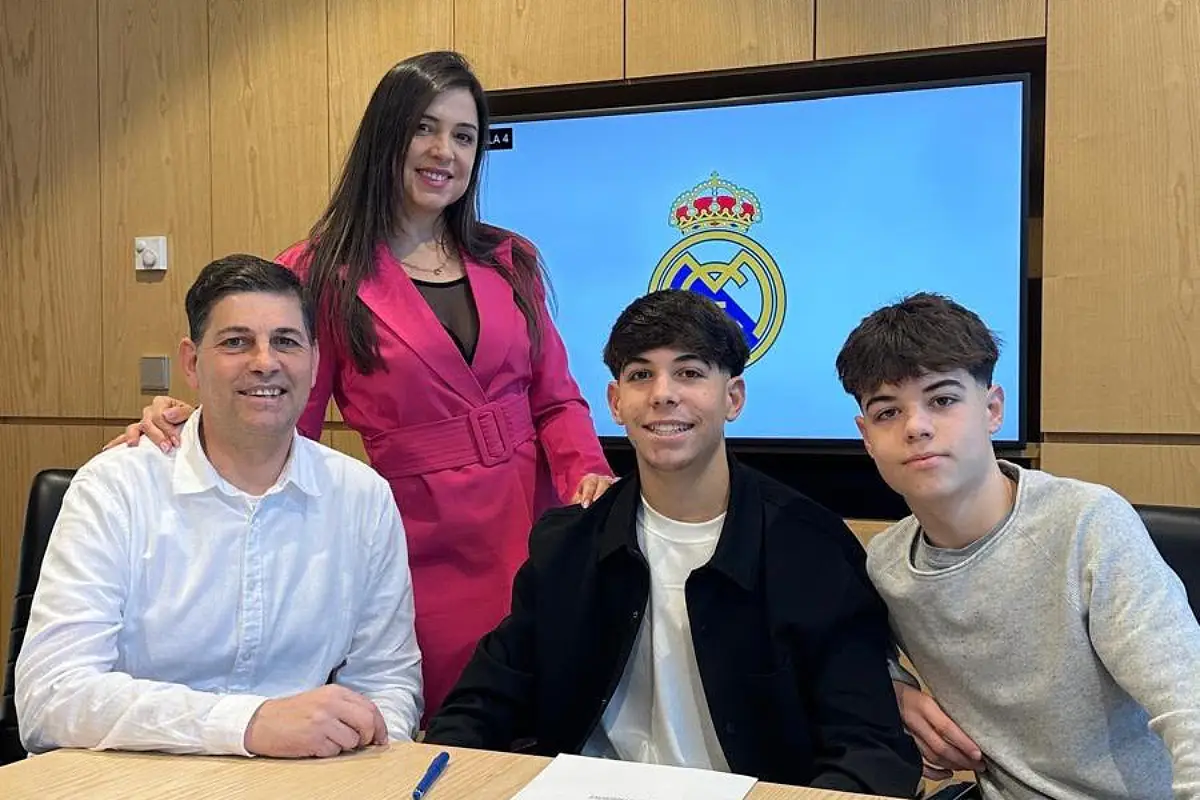 Bryan Bugarin qui signe son premier contrat professionnel avec le Real Madrid (compte X de Bryan Bugarin).