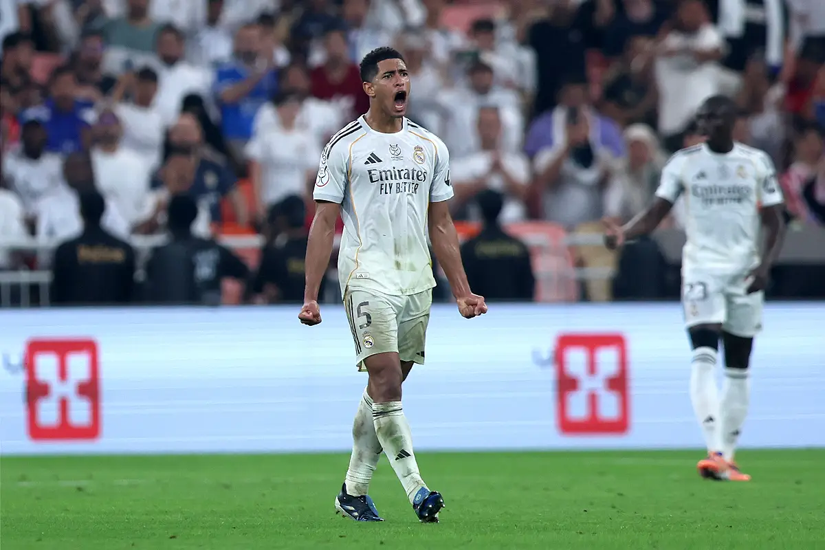Bellingham avec le Real Madrid en Supercoupe d'Espagne (Photo by Yasser Bakhsh/Getty Images).