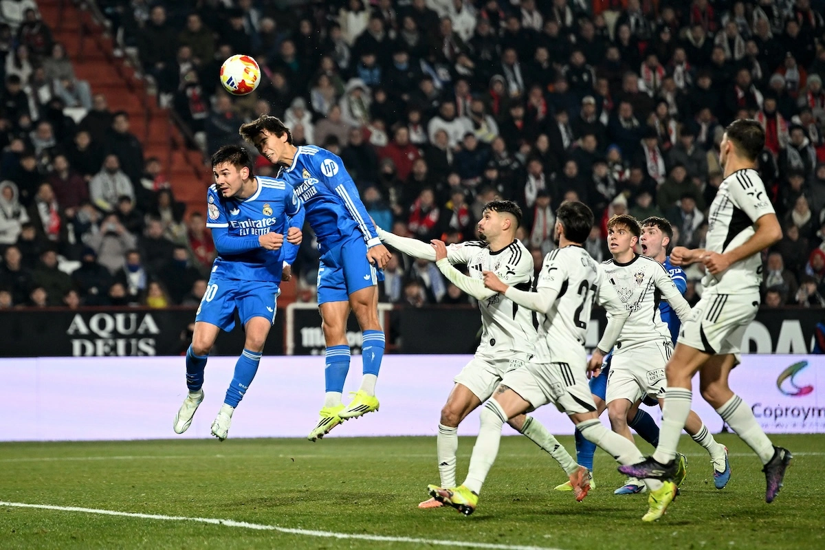 ALBACETE, SPAIN - JANUARY 14: Franco Mastantuono and Gonzalo Garcia of Real Madrid jump for a header during the Copa del Rey Round of 16 match between Albacete Balompie and Real Madrid at Estadio Carlos Belmonte on January 14, 2026 in Albacete, Spain. (Photo by Denis Doyle/Getty Images)