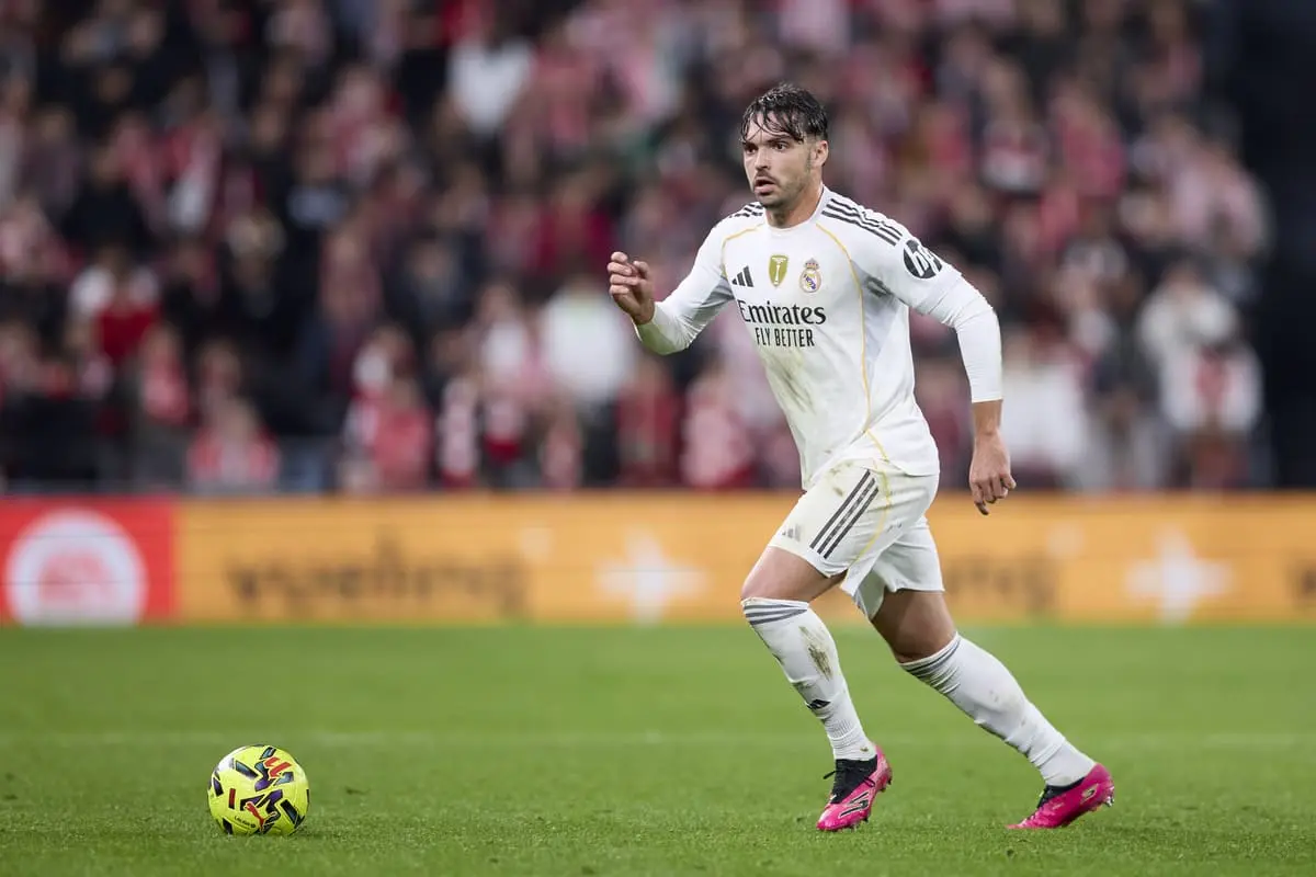 BILBAO, SPAIN - DECEMBER 03: Raul Asencio of Real Madrid CF carries the ball during the LaLiga EA Sports match between Athletic Club and Real Madrid CF at Estadio de San Mames on December 03, 2025 in Bilbao, Spain. (Photo by Ion Alcoba Beitia/Getty Images).