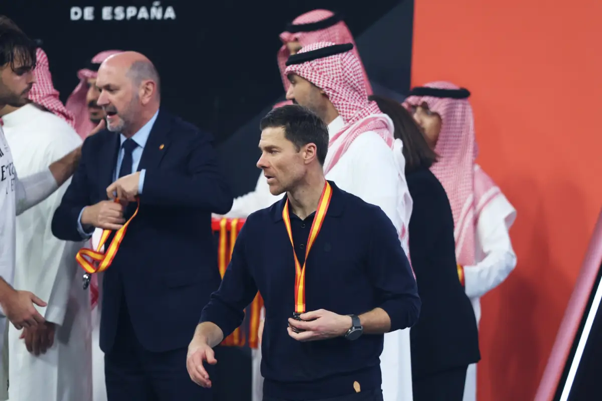 JEDDAH, SAUDI ARABIA - JANUARY 11: Xabi Alonso, Head Coach of Real Madrid, walks with their runners up medal around their neck following their side's loss in the Spanish Super Cup Final between FC Barcelona and Real Madrid at King Abdullah Sports City Hall Stadium on January 11, 2026 in Jeddah, Saudi Arabia. (Photo by Yasser Bakhsh/Getty Images)