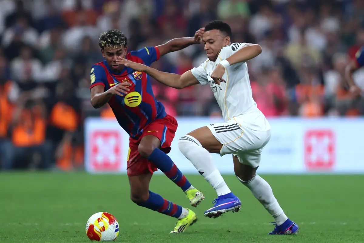 JEDDAH, SAUDI ARABIA - JANUARY 11: Kylian Mbappe of Real Madrid battles for possession with Lamine Yamal of FC Barcelona during the Spanish Super Cup Final between FC Barcelona and Real Madrid at King Abdullah Sports City Hall Stadium on January 11, 2026 in Jeddah, Saudi Arabia. (Photo by Yasser Bakhsh/Getty Images)