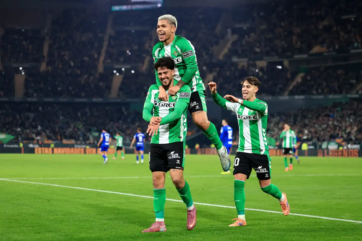 SEVILLE, SPAIN - DECEMBER 21: Pablo Fornals of Real Betis celebrates scoring a goal with teammates, which is later ruled out following an offside decision following a VAR Review, during the LaLiga EA Sports match between Real Betis Balompie and Getafe CF at Estadio La Cartuja on December 21, 2025 in Seville, Spain. (Photo by Fran Santiago/Getty Images)
