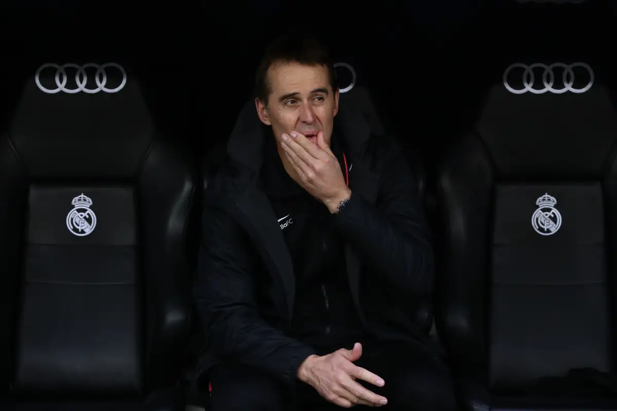 MADRID, SPAIN - JANUARY 18: Manager Julen Lopetegui of Sevilla FC reacts from the bench prior to start during the Liga match between Real Madrid CF and Sevilla FC at Estadio Santiago Bernabeu on January 18, 2020 in Madrid, Spain. (Photo by Gonzalo Arroyo Moreno/Getty Images)