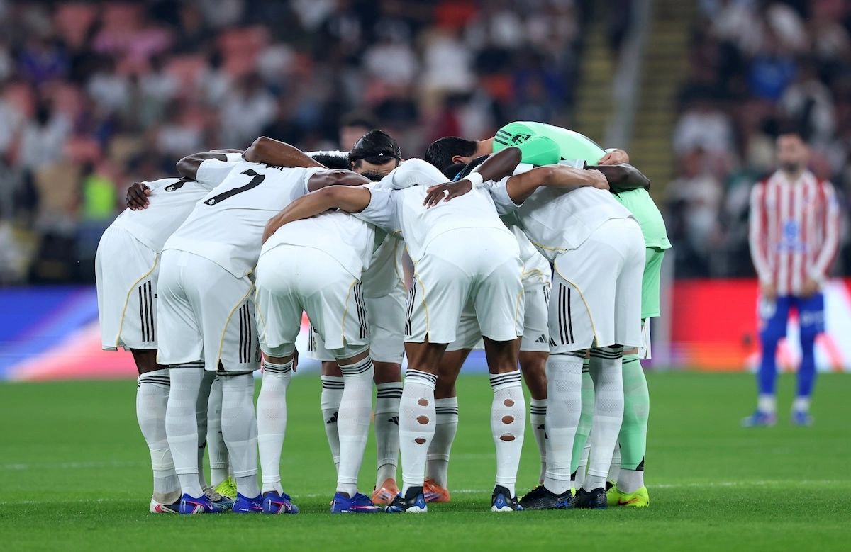 JEDDAH, SAUDI ARABIA - JANUARY 08: Real Madrid players huddle prior to the Spanish Super Cup Semi-Final match between Real Madrid and Atletico Madrid at King Abdullah Sports City Hall Stadium on January 08, 2026 in Jeddah, Saudi Arabia. (Photo by Yasser Bakhsh/Getty Images)