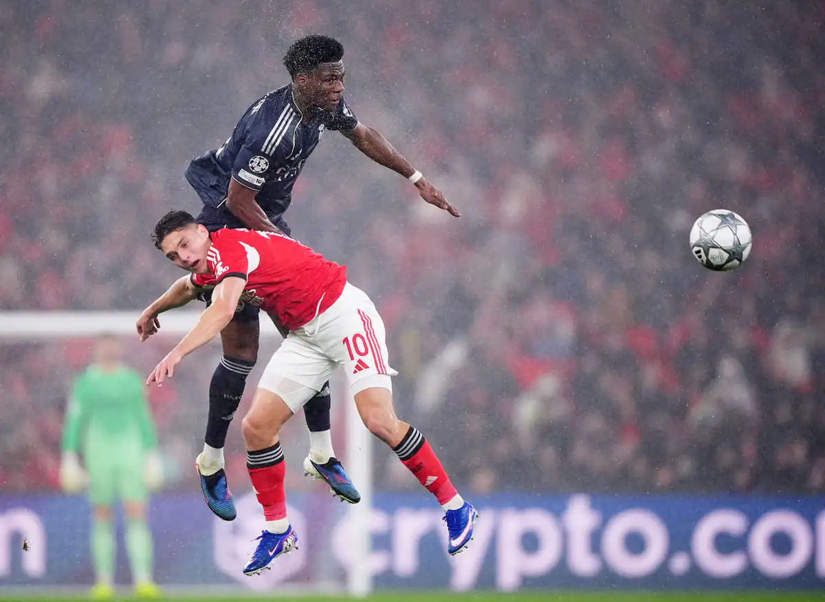 LISBON, PORTUGAL - JANUARY 28: Aurelien Tchouameni of Real Madrid competes for a header whilst under pressure from Heorhiy Sudakov of Benfica during the UEFA Champions League 2025/26 League Phase MD8 match between SL Benfica and Real Madrid C.F. at Estadio do SL Benfica on January 28, 2026 in Lisbon, Portugal. (Photo by Jose Manuel Alvarez Rey/Getty Images).
