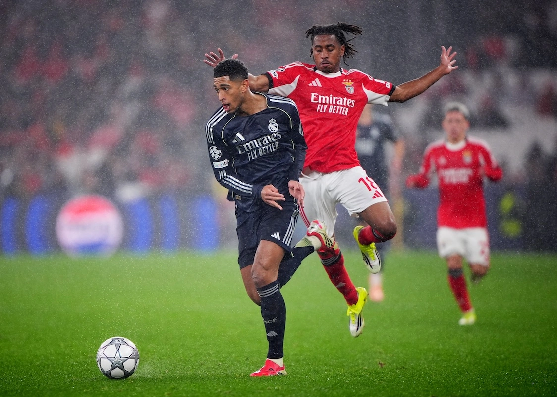 LISBON, PORTUGAL - JANUARY 28: Jude Bellingham of Real Madrid runs with the ball whilst under pressure from Leandro Barreiro of Benfica during the UEFA Champions League 2025/26 League Phase MD8 match between SL Benfica and Real Madrid C.F. at Estadio do SL Benfica on January 28, 2026 in Lisbon, Portugal. (Photo by Jose Manuel Alvarez Rey/Getty Images)