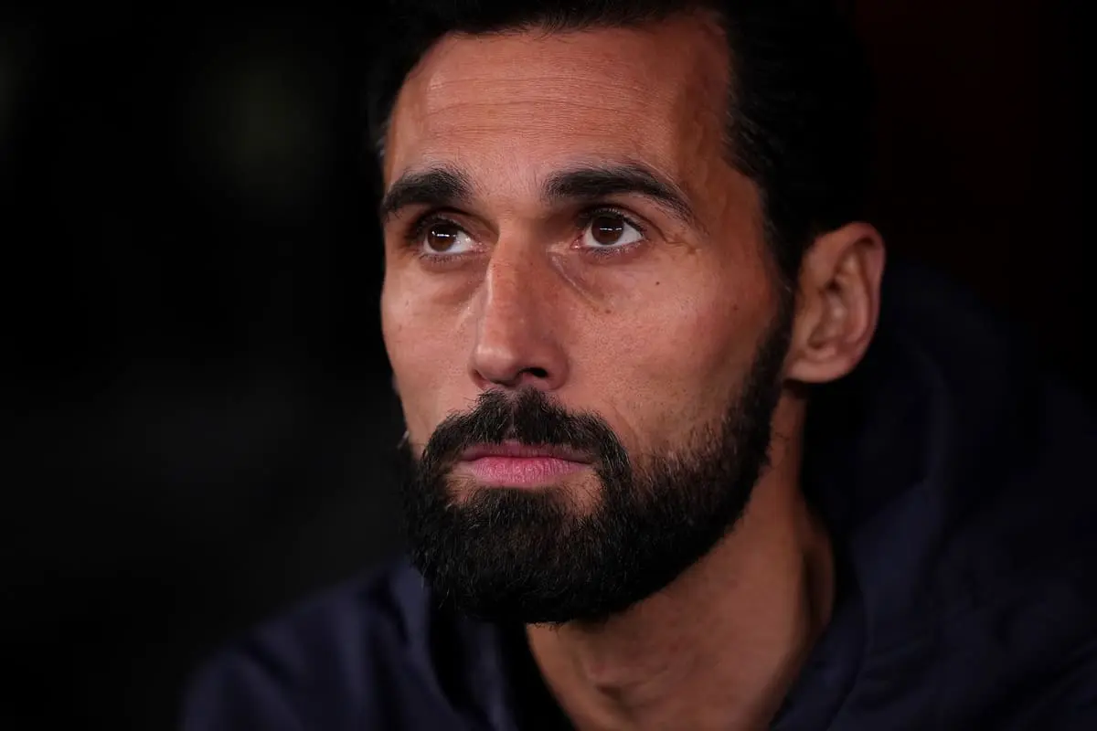 LISBON, PORTUGAL - JANUARY 28: Alvaro Arbeloa, Head Coach of Real Madrid, looks on prior to the UEFA Champions League 2025/26 League Phase MD8 match between SL Benfica and Real Madrid C.F. at Estadio do SL Benfica on January 28, 2026 in Lisbon, Portugal. (Photo by Jose Manuel Alvarez Rey/Getty Images).