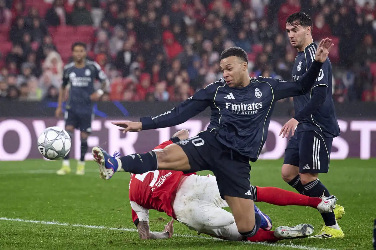 LISBON, PORTUGAL - JANUARY 28: Kylian Mbappe of Real Madrid CF shoots on goal during the UEFA Champions League 2025/26 League Phase MD8 match between SL Benfica and Real Madrid C.F. at Estadio Da Luz on January 28, 2026 in Lisbon, Portugal. (Photo by Jose Manuel Alvarez Rey/Getty Images)
