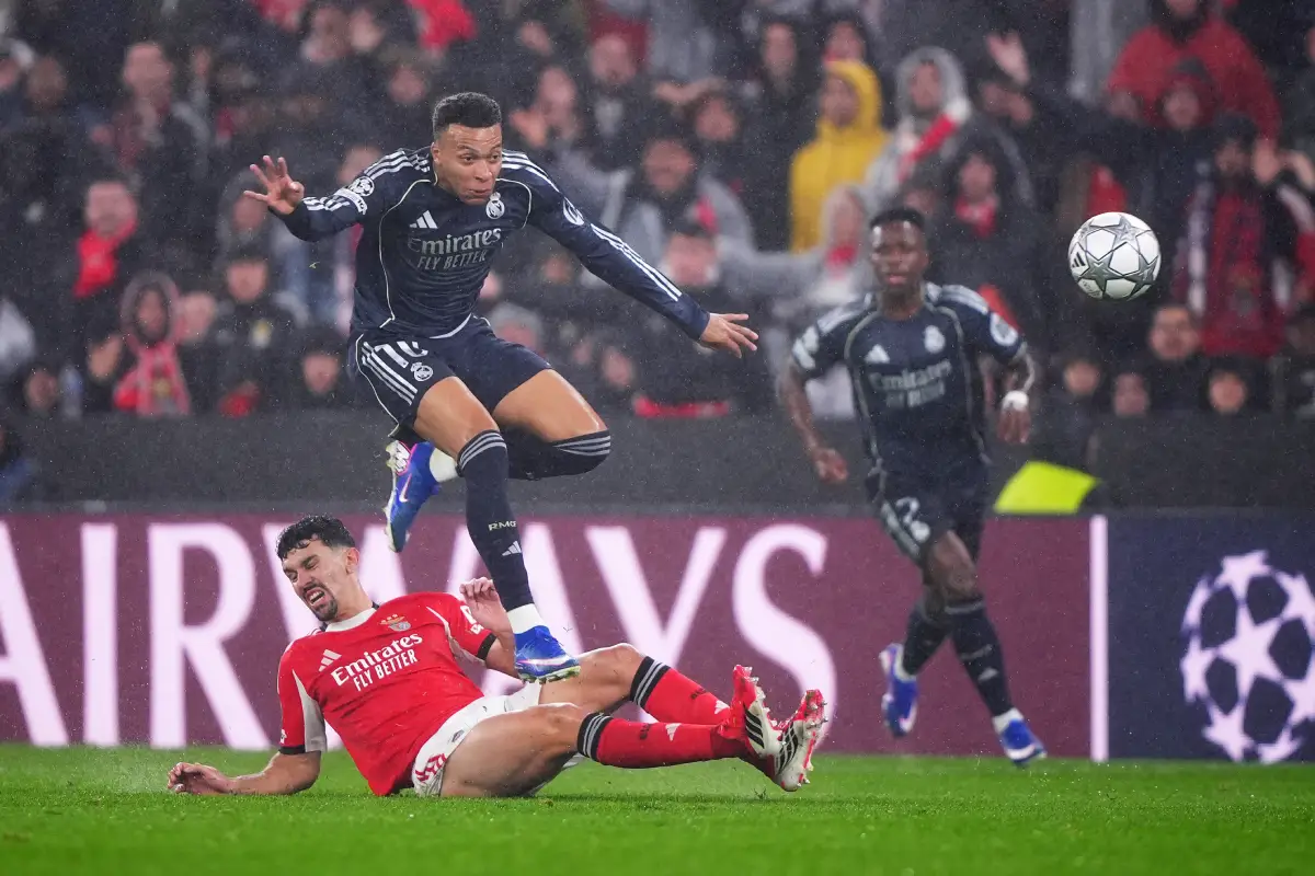 LISBON, PORTUGAL - JANUARY 28: Kylian Mbappe of Real Madrid is challenged by Tomas Araujo of Benfica during the UEFA Champions League 2025/26 League Phase MD8 match between SL Benfica and Real Madrid C.F. at Estadio do SL Benfica on January 28, 2026 in Lisbon, Portugal. (Photo by Jose Manuel Alvarez Rey/Getty Images)