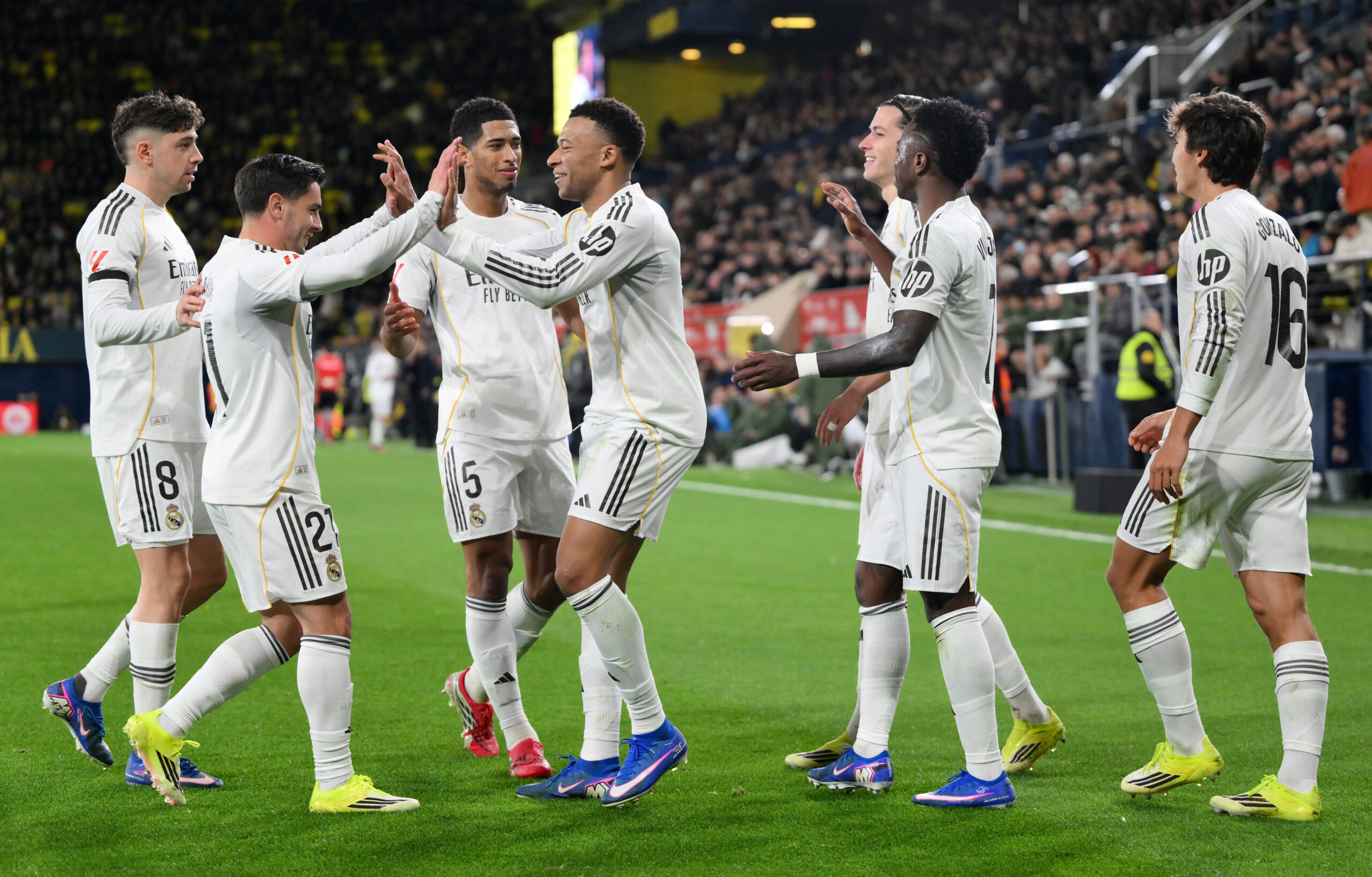 VILLARREAL, ESPAGNE – 24 JANVIER : Kylian Mbappé (Real Madrid) célèbre le deuxième but de son équipe avec ses coéquipiers lors du match de LaLiga EA Sports opposant Villarreal CF au Real Madrid CF à l’Estadio de la Ceramica le 24 janvier 2026 à Villarreal, en Espagne. (Photo : David Ramos/Getty Images)