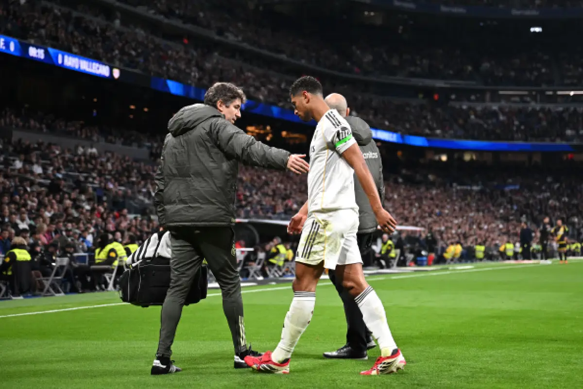 MADRID, SPAIN - FEBRUARY 01: Jude Bellingham of Real Madrid leaves the pitch with the medical team after an injury during the LaLiga EA Sports match between Real Madrid CF and Rayo Vallecano de Madrid at Estadio Santiago Bernabeu on February 01, 2026 in Madrid, Spain. (Photo by Denis Doyle/Getty Images)