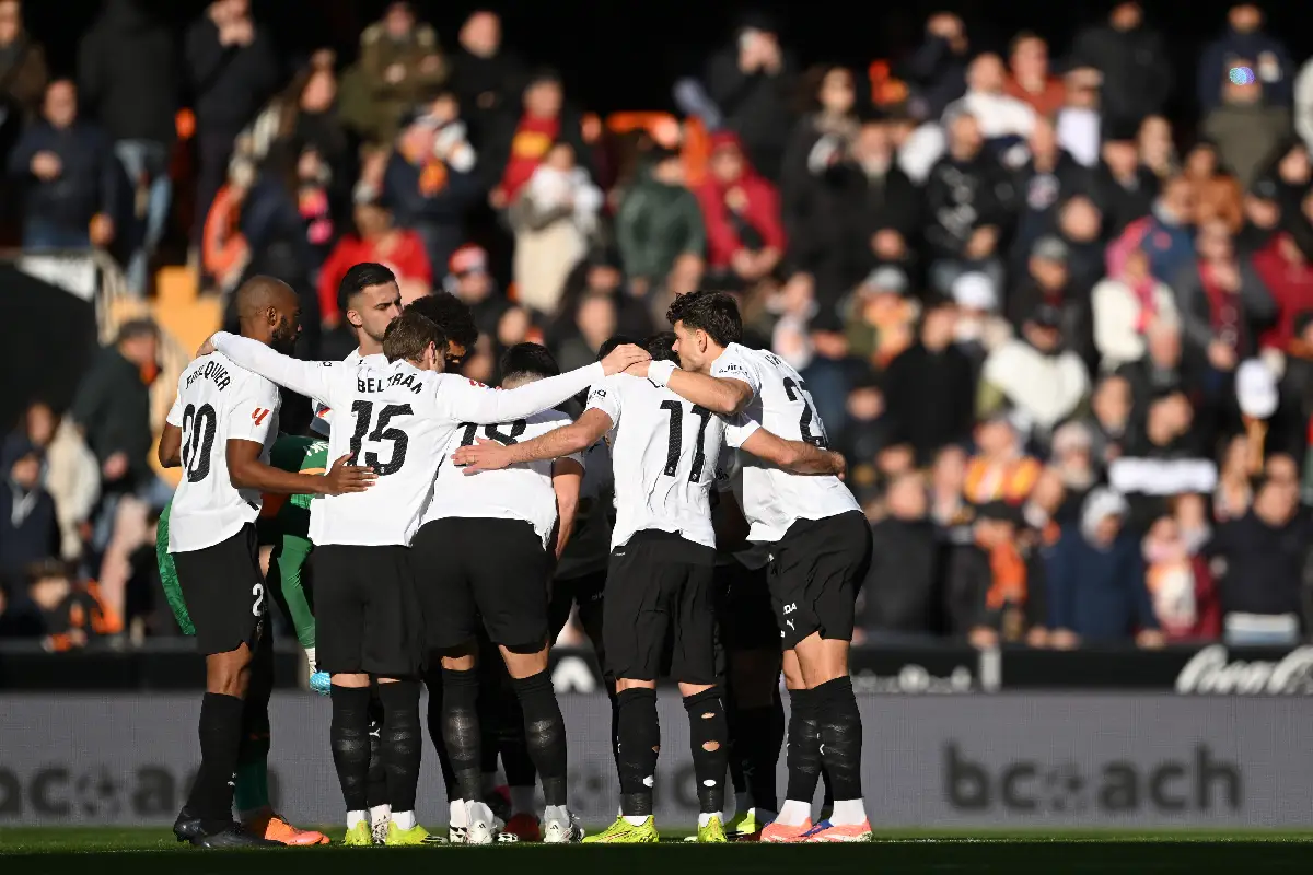 VALENCIA, SPAIN - JANUARY 24: Players of Valencia CF enter a huddle prior to the LaLiga EA Sports match between Valencia CF and RCD Espanyol de Barcelona at Estadi de Mestalla on January 24, 2026 in Valencia, Spain. (Photo by David Ramos/Getty Images)