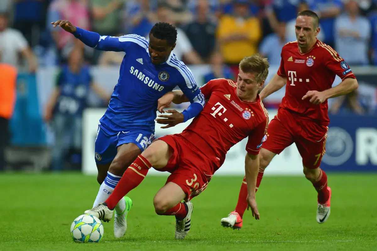 MUNICH, GERMANY - MAY 19: John Obi Mikel of Chelsea is challenged by Toni Kroos (C) and Franck Ribery (R) of Bayern Muenchen during UEFA Champions League Final between FC Bayern Muenchen and Chelsea at the Fussball Arena München on May 19, 2012 in Munich, Germany. (Photo by Lars Baron/Bongarts/Getty Images)