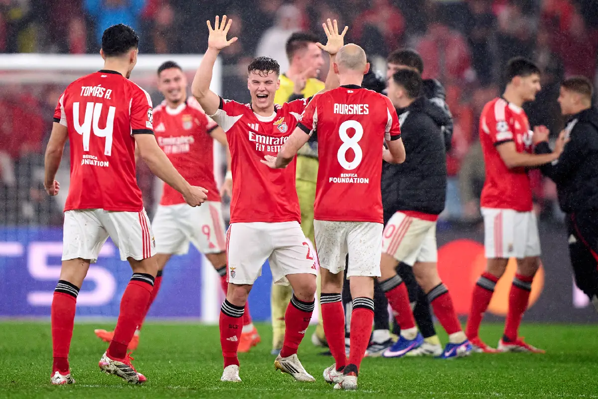 LISBON, PORTUGAL - JANUARY 28: Samuel Dahl (C) of SL Benfica celebrates victory after the UEFA Champions League 2025/26 League Phase MD8 match between SL Benfica and Real Madrid C.F. at Estadio Da Luz on January 28, 2026 in Lisbon, Portugal. (Photo by Jose Manuel Alvarez Rey/Getty Images)