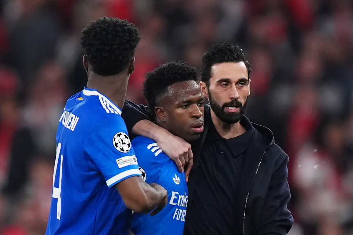 LISBON, PORTUGAL - FEBRUARY 17: Vinicius Junior reacts with Alvaro Arbeloa, Head Coach of Real Madrid, during the UEFA Champions League 2025/26 League Knockout Play-off First Leg match between SL Benfica and Real Madrid C.F. at Estadio do SL Benfica on February 17, 2026 in Lisbon, Portugal. (Photo by Angel Martinez/Getty Images)