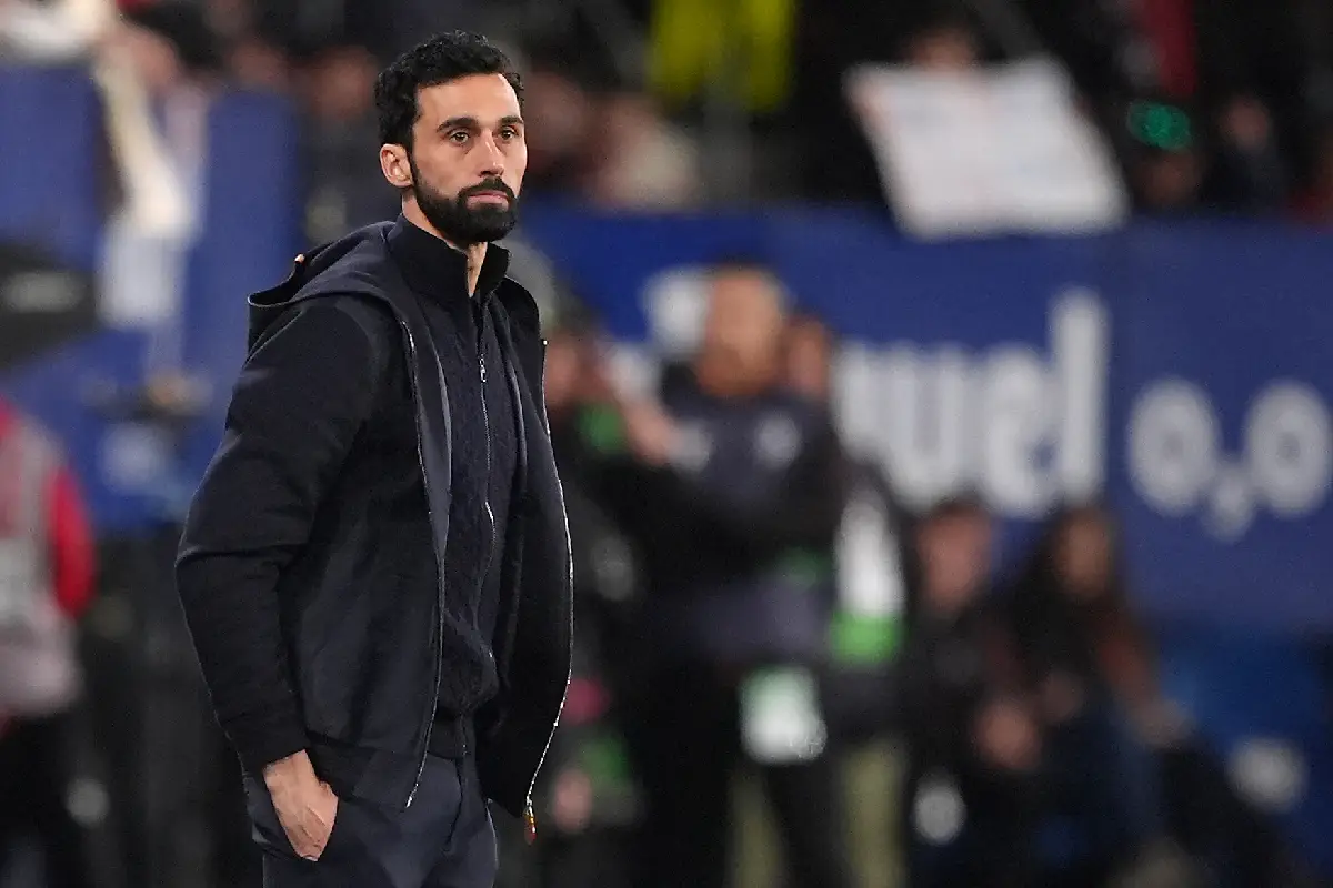 PAMPLONA, SPAIN - FEBRUARY 21: Alvaro Arbeloa, Head Coach of Real Madrid, looks on during the LaLiga EA Sports match between CA Osasuna and Real Madrid CF at Estadio El Sadar on February 21, 2026 in Pamplona, Spain. (Photo by Juan Manuel Serrano Arce/Getty Images)