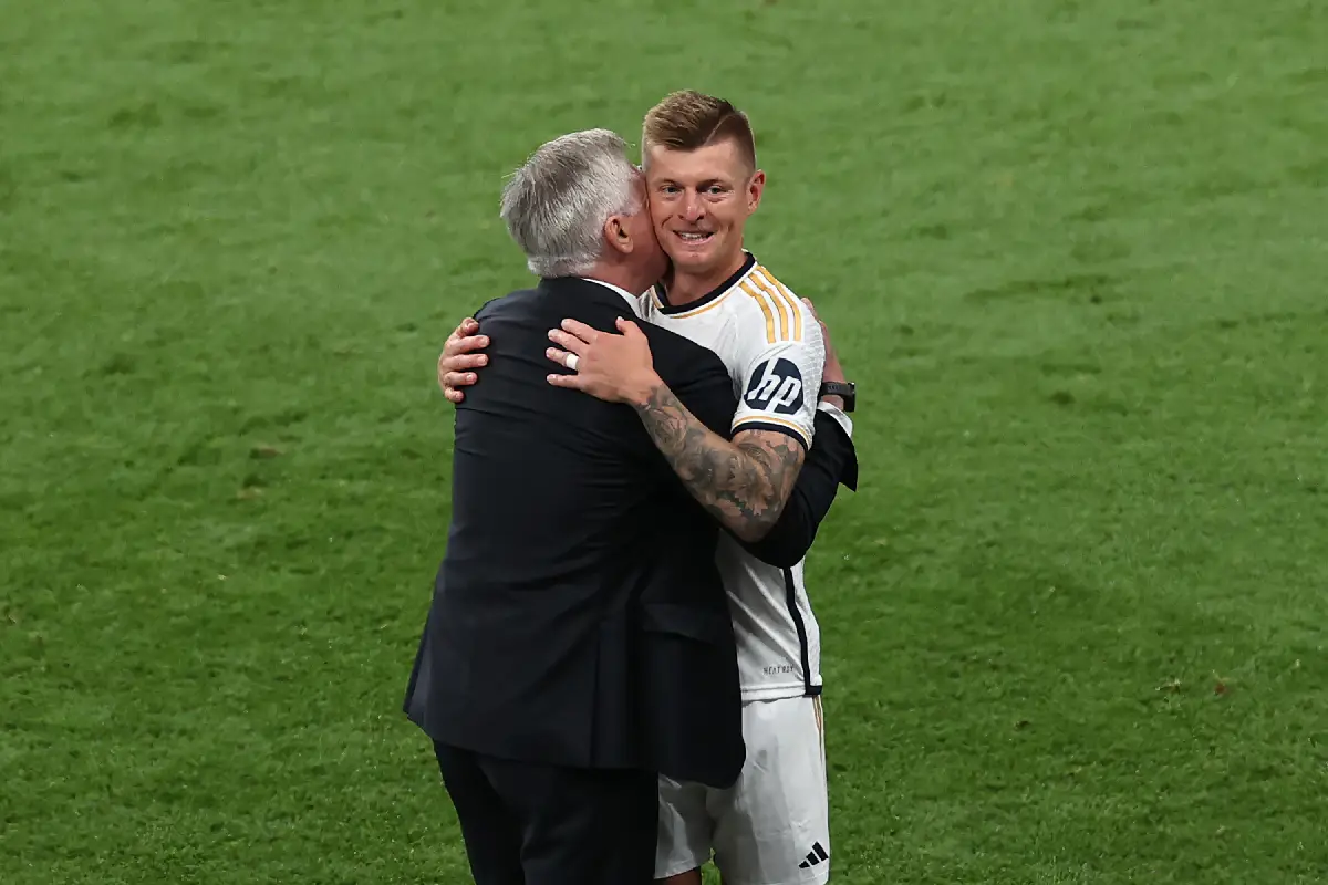 LONDON, ENGLAND - JUNE 01: Carlo Ancelotti, Head Coach of Real Madrid, embraces Toni Kroos of Real Madrid as he leaves the field after being substituted during the UEFA Champions League 2023/24 Final match between Borussia Dortmund and Real Madrid CF at Wembley Stadium on June 01, 2024 in London, England. (Photo by Ryan Pierse/Getty Images)