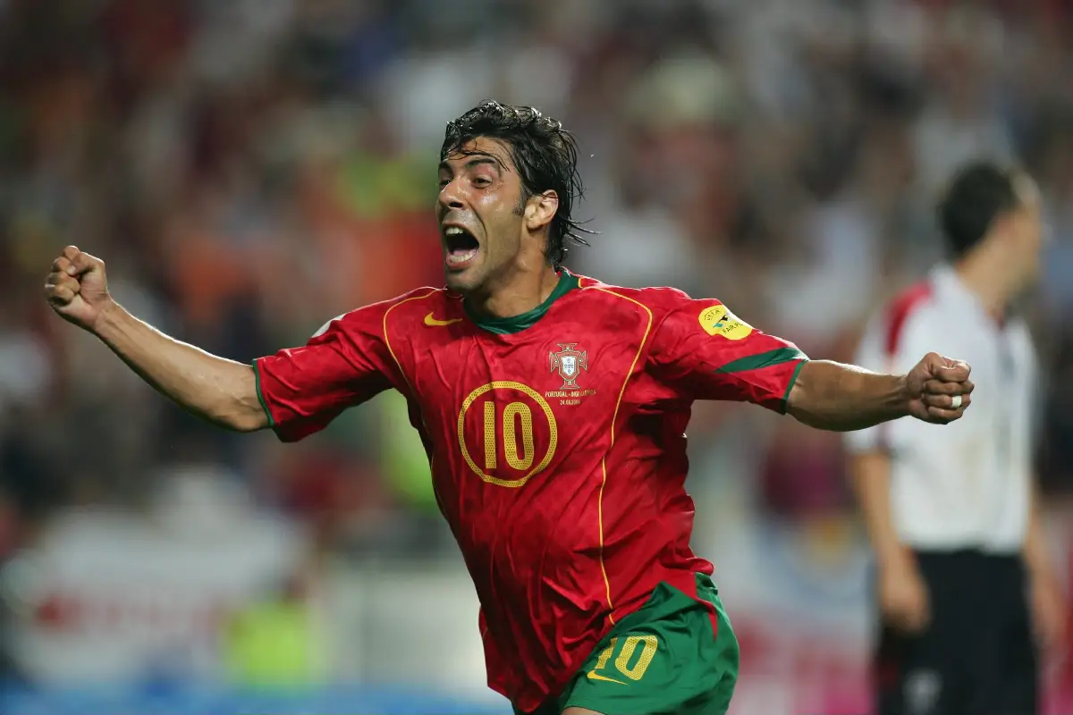 LISBON, PORTUGAL - JUNE 24: Fussball: Euro 2004 in Portugal, Viertelfinale Spiel 25, Lissabon; Portugal - England ( POR - ENG ) 8:7 n.E; RUI COSTA / POR 24.06.04. (Photo by Andreas Rentz/Bongarts/Getty Images)