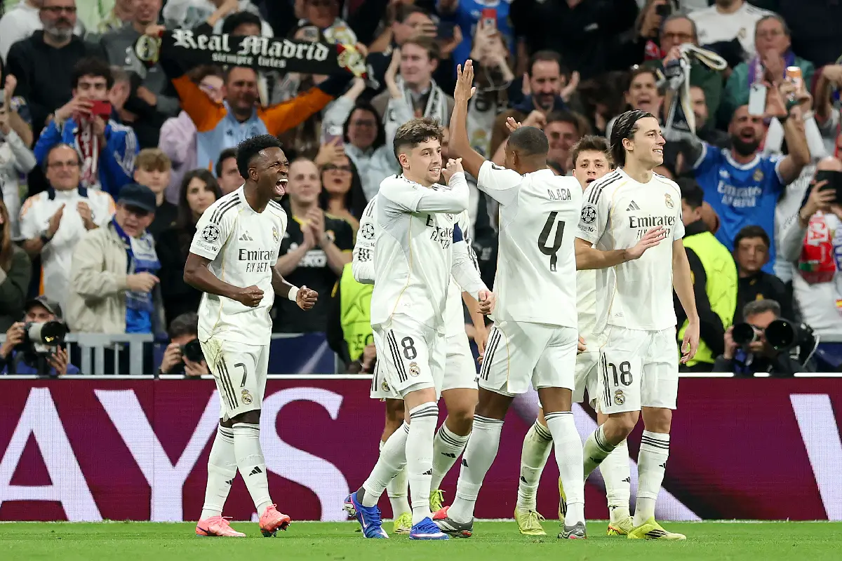 MADRID, SPAIN - FEBRUARY 25: Vinicius Junior of Real Madrid celebrates scoring his team's second goal with teammates during the UEFA Champions League 2025/26 League Knockout Play-off Second Leg match between Real Madrid C.F. and SL Benfica at Estadio Santiago Bernabeu on February 25, 2026 in Madrid, Spain. (Photo by Clive Brunskill/Getty Images)