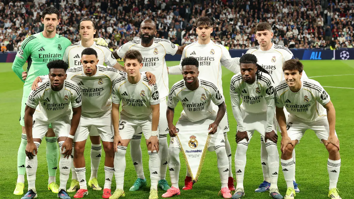 MADRID, SPAIN - FEBRUARY 25: Players of Real Madrid pose for a team photograph prior to the UEFA Champions League 2025/26 League Knockout Play-off Second Leg match between Real Madrid C.F. and SL Benfica at Estadio Santiago Bernabeu on February 25, 2026 in Madrid, Spain. (Photo by Clive Brunskill/Getty Images)
