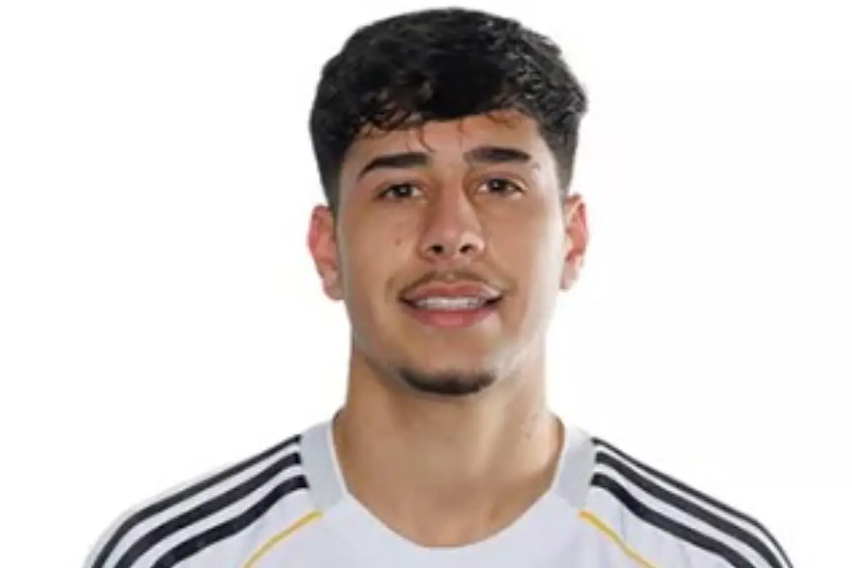 Alexis Ciria avec le maillot du Real Madrid (realmadrid.com).