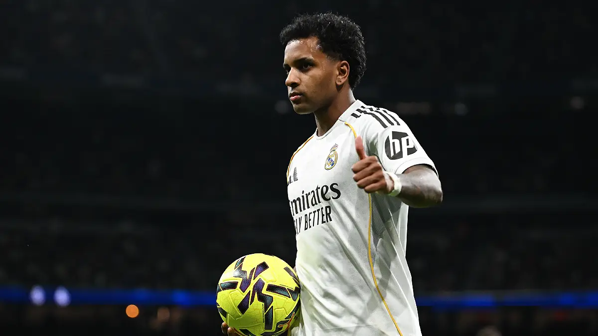 MADRID, SPAIN - DECEMBER 20: Rodrygo of Real Madridprepares to take a corner kick during the LaLiga EA Sports match between Real Madrid CF and Sevilla FC at Estadio Santiago Bernabeu on December 20, 2025 in Madrid, Spain. (Photo by Denis Doyle/Getty Images).