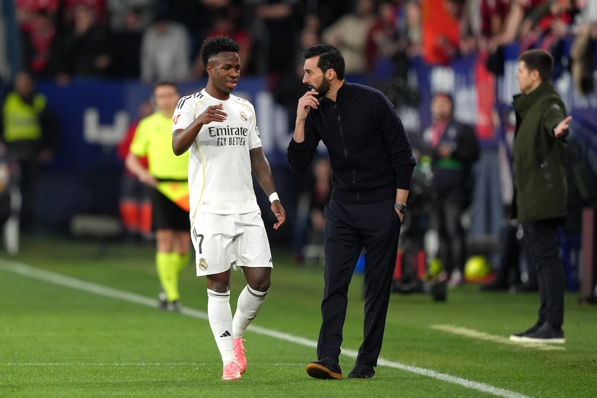 PAMPLONA, SPAIN - FEBRUARY 21: Alvaro Arbeloa, Head Coach of Real Madrid, talks with Vinicius Jr during the LaLiga EA Sports match between CA Osasuna and Real Madrid CF at Estadio El Sadar on February 21, 2026 in Pamplona, Spain. (Photo by Juan Manuel Serrano Arce/Getty Images)