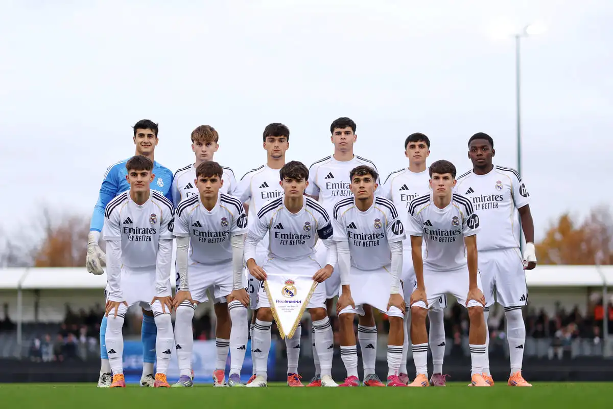 KIRKBY, ENGLAND - NOVEMBER 04: Players of Real Madrid pose for a team photograph prior to the UEFA Youth League 2025/26 match between Liverpool FC and Real Madrid C.F. at Liverpool FC Academy on November 04, 2025 in Kirkby, England. (Photo by Lewis Storey/Getty Images).