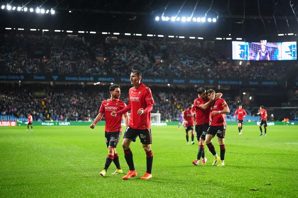 VIGO, SPAIN - FEBRUARY 06: Ante Budimir of CA Osasuna celebrates scoring his team's first goal with teammate Raul Moro during the LaLiga EA Sports match between RC Celta de Vigo and CA Osasuna at Estadio Abanca-Balaidos on February 06, 2026 in Vigo, Spain. (Photo by Jose Manuel Alvarez Rey/Getty Images)