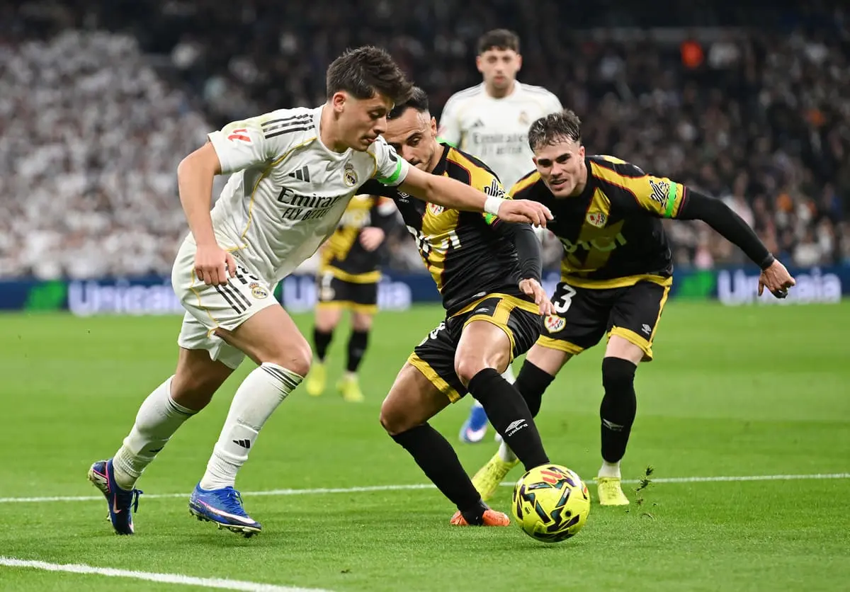 MADRID, SPAIN - FEBRUARY 01: Arda Gueler of Real Madrid runs with the ball whilst under pressure from Alvaro Garcia of Rayo Vallecano during the LaLiga EA Sports match between Real Madrid CF and Rayo Vallecano de Madrid at Estadio Santiago Bernabeu on February 01, 2026 in Madrid, Spain. (Photo by Denis Doyle/Getty Images).