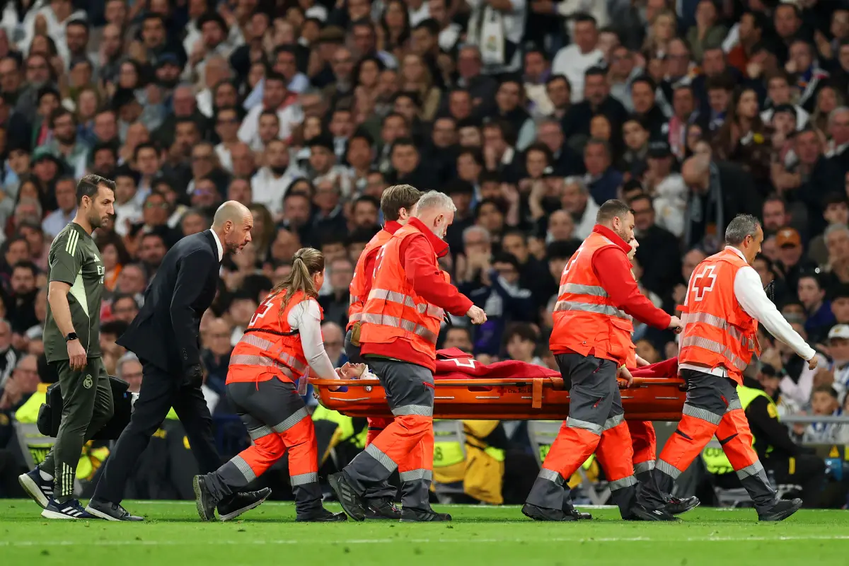 MADRID, SPAIN - FEBRUARY 25: Raul Asencio of Real Madrid is taken off the pitch in a stretcher during the UEFA Champions League 2025/26 League Knockout Play-off Second Leg match between Real Madrid C.F. and SL Benfica at Estadio Santiago Bernabeu on February 25, 2026 in Madrid, Spain. (Photo by Clive Brunskill/Getty Images)