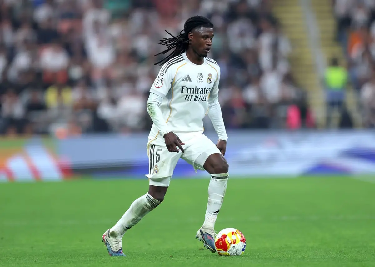 JEDDAH, SAUDI ARABIA - JANUARY 08: Eduardo Camavinga of Real Madrid runs with the ball during the Spanish Super Cup Semi-Final match between Real Madrid and Atletico Madrid at King Abdullah Sports City Hall Stadium on January 08, 2026 in Jeddah, Saudi Arabia. (Photo by Yasser Bakhsh/Getty Images).