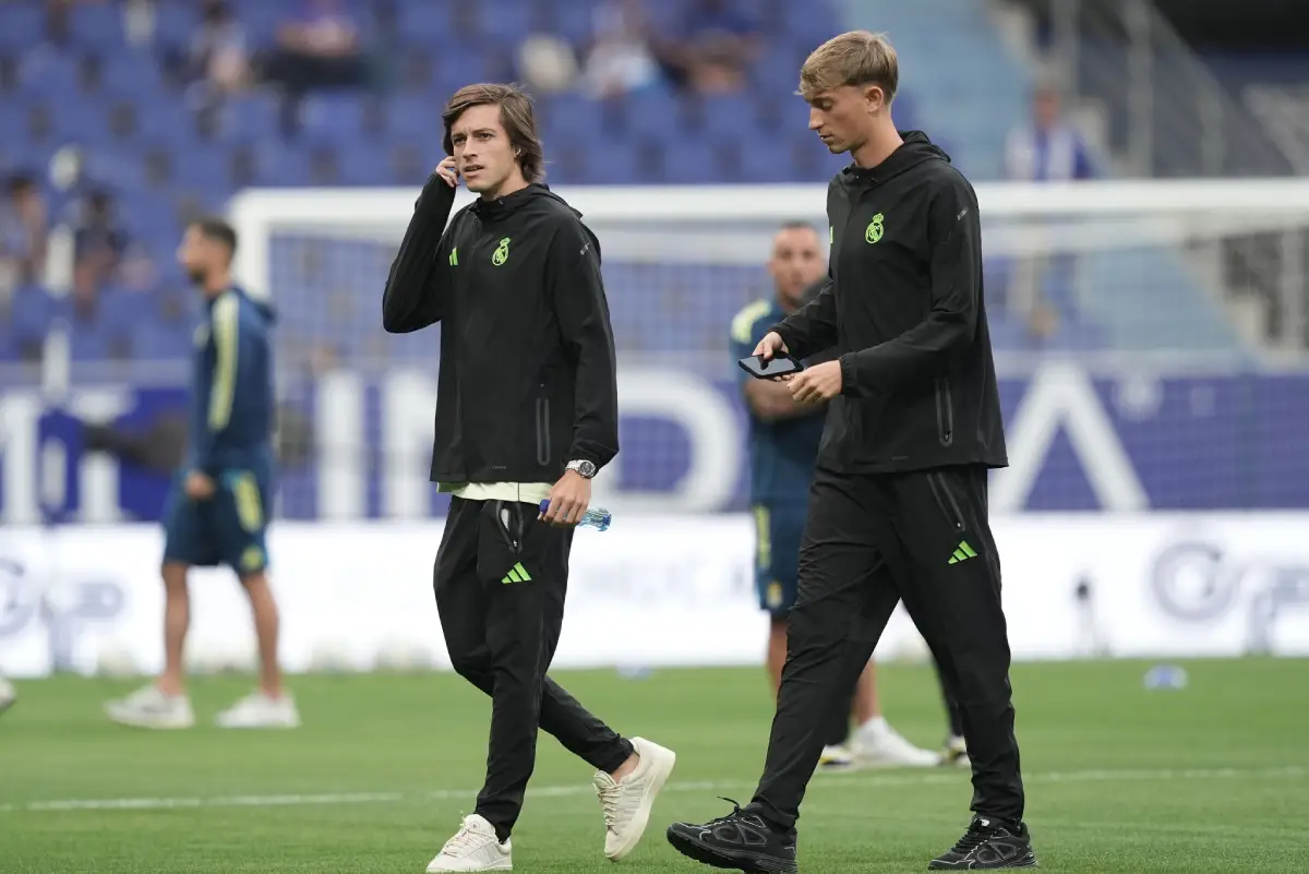 OVIEDO, SPAIN - AUGUST 24: Dean Huijsen and Álvaro Carreras of Real Madrid inspect the pitch prior to the LaLiga EA Sports match between Real Oviedo and Real Madrid CF at Carlos Tartiere on August 24, 2025 in Oviedo, Spain. (Photo by Juan Manuel Serrano Arce/Getty Images)