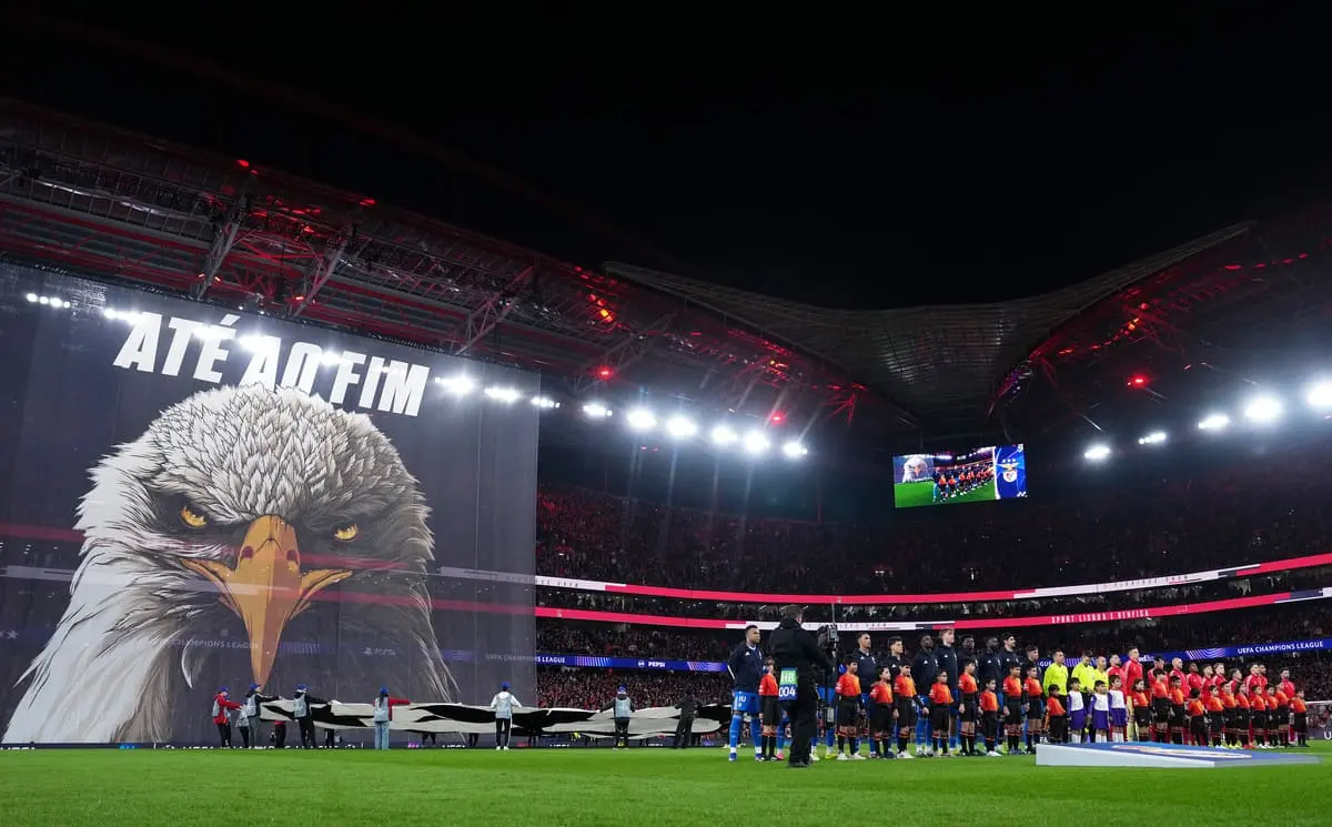 LISBON, PORTUGAL - FEBRUARY 17: Players of Benfica and Real Madrid line up on the pitch prior to the UEFA Champions League 2025/26 League Knockout Play-off First Leg match between SL Benfica and Real Madrid C.F. at Estadio do SL Benfica on February 17, 2026 in Lisbon, Portugal. (Photo by Angel Martinez/Getty Images).