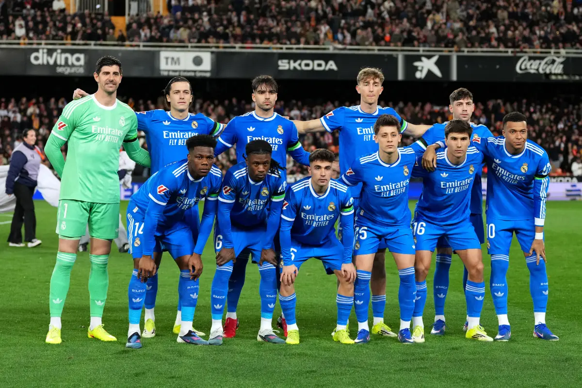 VALENCIA, SPAIN - FEBRUARY 08: Players of Real Madrid pose for a team photograph prior to the LaLiga EA Sports match between Valencia CF and Real Madrid CF at Estadi de Mestalla on February 08, 2026 in Valencia, Spain. (Photo by Aitor Alcalde/Getty Images)